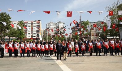 Başkan Böcek koltuğunu çocuk başkana devretti