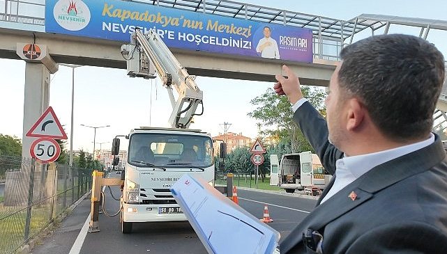 Nevşehir Belediyesi tarafından bir süre önce bir üst geçide asılan ve Karayolları Bölge Müdürlüğü tarafından kaldırılan ‘Kapadokya’nın Merkezi Nevşehir’e Hoş Geldiniz’ yazısı tekrar aynı yerine asıldı